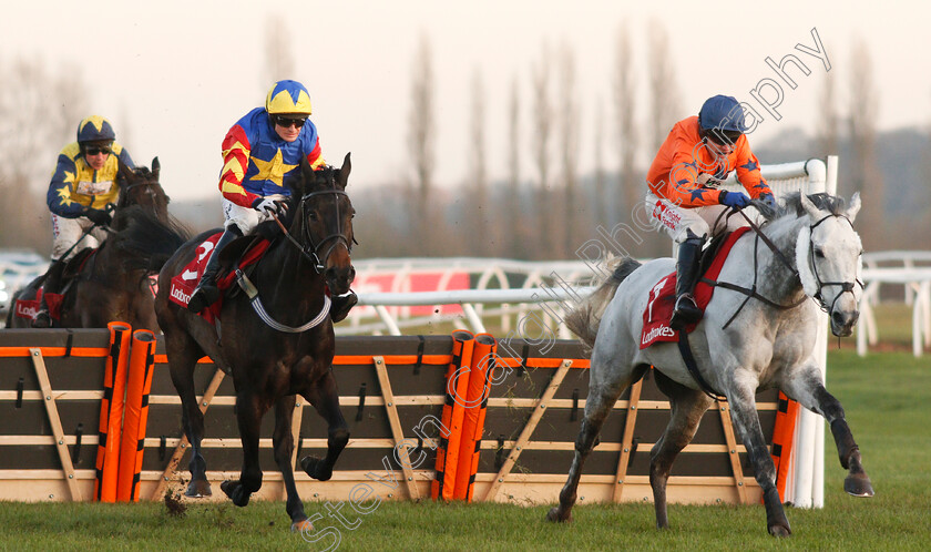 Champers-On-Ice-0003 
 CHAMPERS ON ICE (right, Tom Scudamore) beats VIVE LE ROI (left) in The Ladbrokes Handicap Hurdle
Newbury 29 Nov 2019 - Pic Steven Cargill / Racingfotos.com