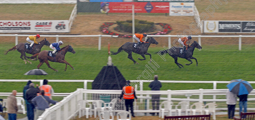 Snow-Berry-0003 
 SNOW BERRY (Callum Shepherd) beats KODI GOLD (2nd right) in the Norman Balls Happy Retirement Handicap
Yarmouth 14 Sep 2021 - Pic Steven Cargill / Racingfotos.com