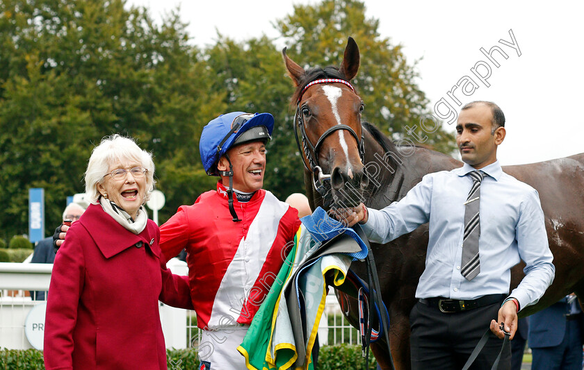 Inspiral-0014 
 INSPIRAL (Frankie Dettori) with Patricia Thompson after The bet365 Fillies Mile
Newmarket 8 Oct 2021 - Pic Steven Cargill / Racingfotos.com