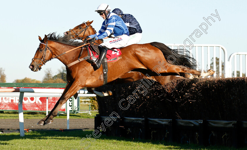 Copain-De-Classe-0003 
 COPAIN DE CLASSE (Harry Cobden) wins The Move Over To Matchbook Handicap Chase
Kempton 21 Oct 2018 - Pic Steven Cargill / Racingfotos.com