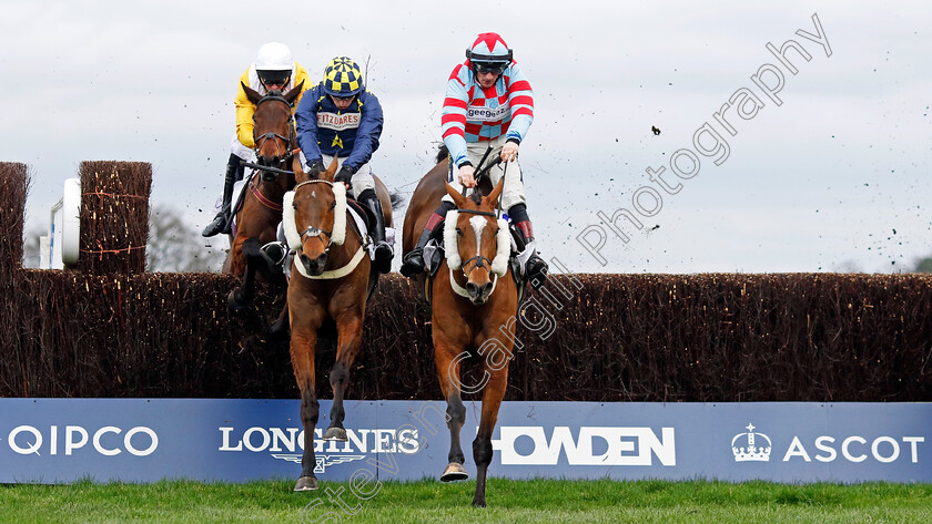 Henry s-Friend-0004 
 HENRY'S FRIEND (left, Ben Jones) beats KILBEG KING (right) in The Sodexo Live! Reynoldstown Novices Chase
Ascot 17 Feb 2024 - Pic Steven Cargill / Racingfotos.com