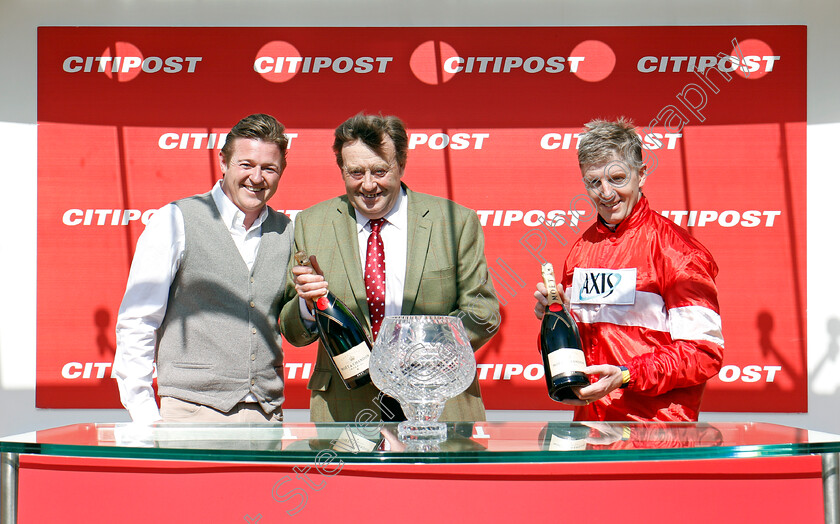 Diese-Des-Bieffes-0011 
 Presentation to Nicky Henderson and Noel Fehily for The Citipost Novices Hurdle won by DIESE DES BIEFFES Cheltenham 18 Apr 2018 - Pic Steven Cargill / Racingfotos.com