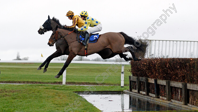 Virak-0003 
 VIRAK (nearside, Natalie Parker) beats EARTH LEADER (farside, Angus Cheleda) in the Stewart Tory Memorial Open Hunters Chase
Wincanton 30 Jan 2020 - Pic Steven Cargill / Racingfotos.com