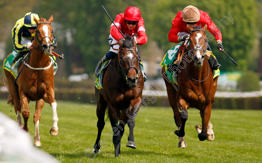 Blue-Lemons-and-Royal-Supremacy-0001 
 BLUE LEMONS (centre, Joe Leavy) and ROYAL SUPREMACY (right, Oisin Murphy)
Sandown 26 Apr 2024 - Pic Steven Cargill / Racingfotos.com