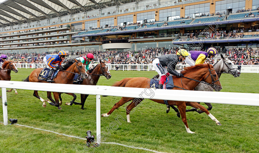 Princess-Zoe-and-Stradivarius-0002 
 PRINCESS ZOE (Joseph Sheridan) leads STRADIVARIUS (Frankie Dettori)
Ascot 17 Jun 2021 - Pic Steven Cargill / Racingfotos.com