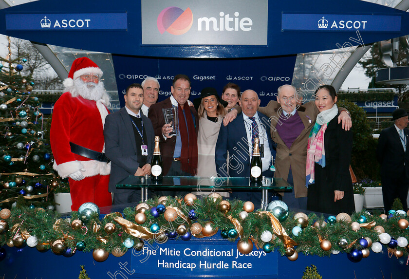 Golan-Fortune-0009 
 Presentation for The Mitie Conditional Jockeys Handicap Hurdle Ascot 22 Dec 2017 - Pic Steven Cargill / Racingfotos.com