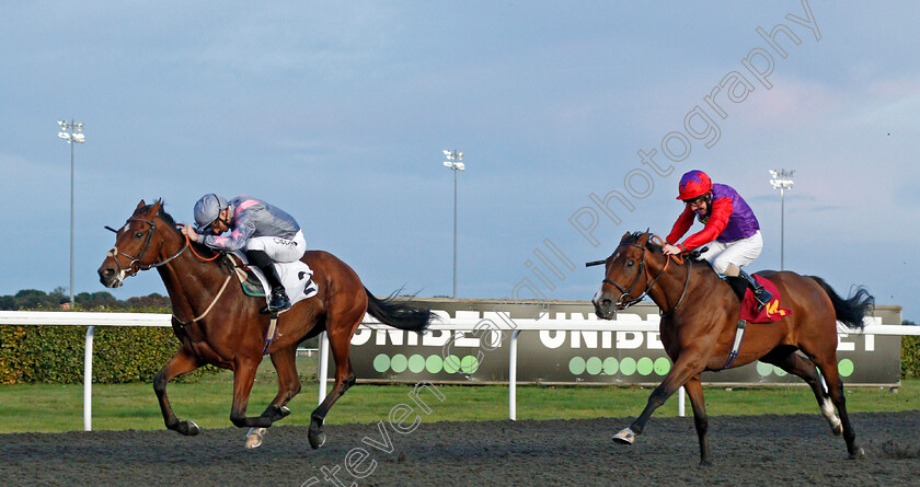 Regal-Director-0001 
 REGAL DIRECTOR (Daniel Tudhope) beats SINGING SHERIFF (right) in The 32red.com Handicap
Kempton 9 Oct 2019 - Pic Steven Cargill / Racingfotos.com