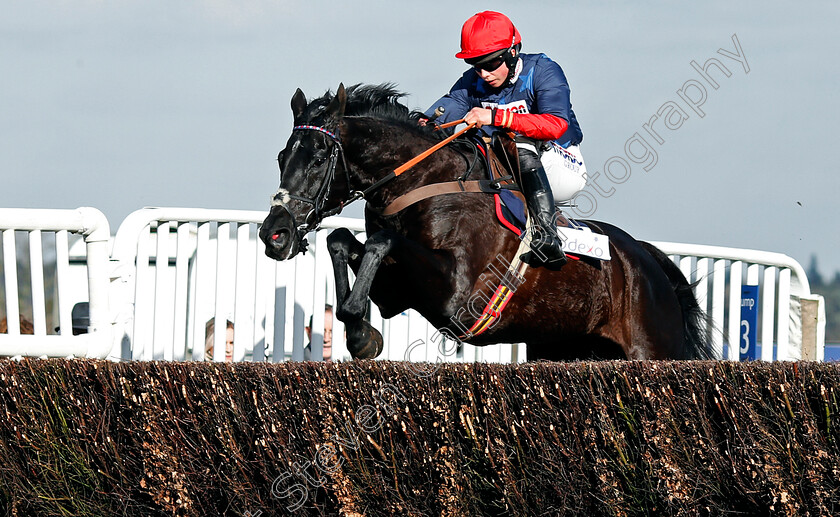 Black-Corton-0002 
 BLACK CORTON (Bryony Frost) wins The Sodexo Reynoldstown Novices Chase Ascot 17 Feb 2018 - Pic Steven Cargill / Racingfotos.com