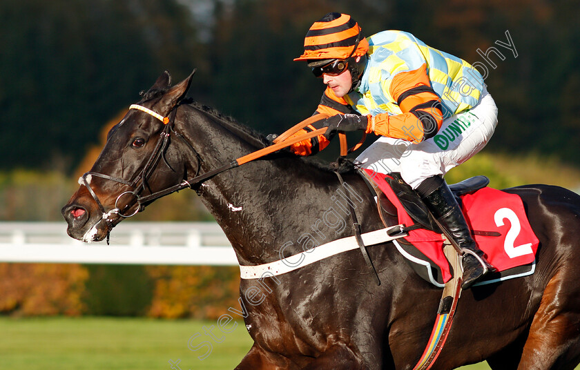 Might-Bite-0007 
 MIGHT BITE (Nico de Boinville) wins The 188bet Future Stars Intermediate Chase Sandown 12 Nov 2017 - Pic Steven Cargill / Racingfotos.com