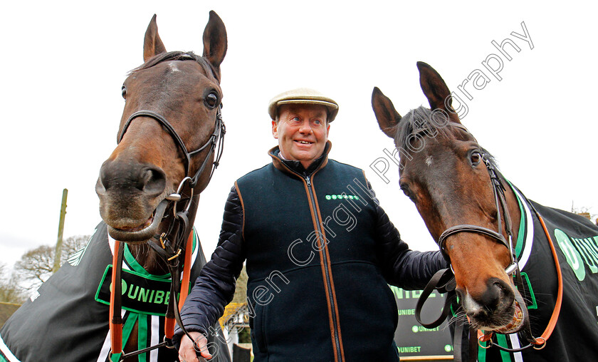 Buveur-D Air-and-My-Tent-Or-Yours-0003 
 BUVEUR D'AIR (left) and MY TENT OR YOURS (right) with Nicky Henderson at his stable in Lambourn 20 Feb 2018 - Pic Steven Cargill / Racingfotos.com