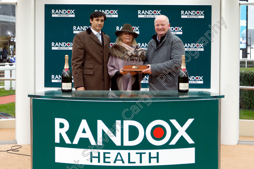 Dinons-0007 
 Presentation for The Randox Health Novices Hurdle won by DINONS
Cheltenham 27 Oct 2018 - Pic Steven Cargill / Racingfotos.com