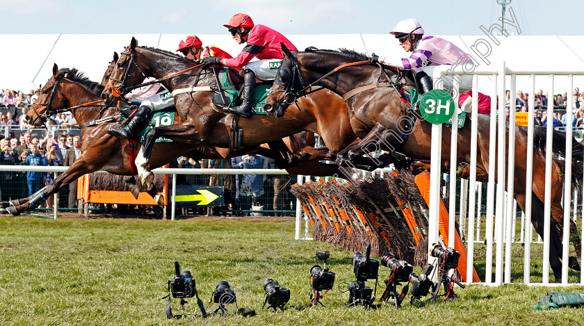 Debece-and-Connetable-0001 
 DEBECE (centre, Alan Johns) with CONNETABLE (right) Aintree 14 Apr 2018 - Pic Steven Cargill / Racingfotos.com