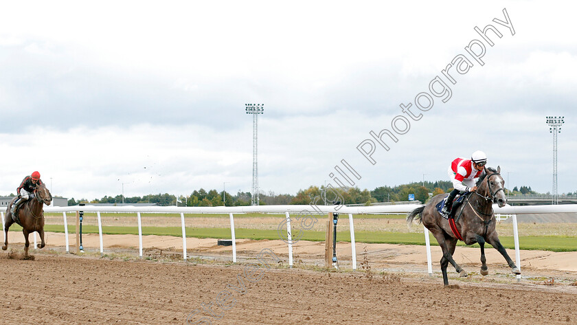 Duca-Di-Como-0001 
 DUCA DI COMO (Elione Chaves) wins The Tattersalls Nickes Minneslopning
Bro Park, Sweden 22 Sep 2019 - Pic Steven Cargill / Racingfotos.com