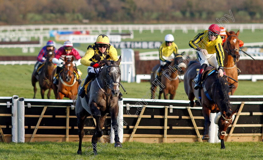 Total-Look-0003 
 TOTAL LOOK (Keith Donoghue)
Cheltenham 14 Dec 2024 - Pic Steven Cargill / Racingfotos.com