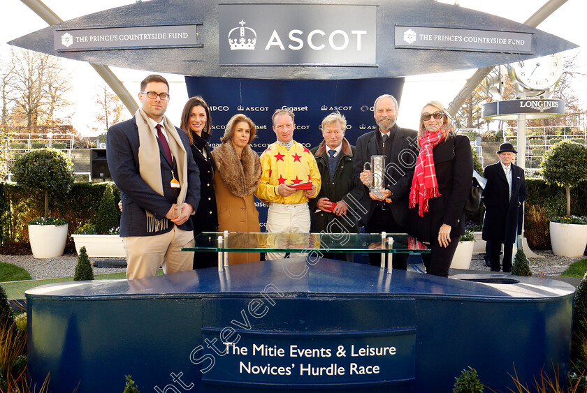 Count-Meribel-0011 
 Presentation for The Mitie Events & Leisure Novices Hurdle Ascot 25 Nov 2017 - Pic Steven Cargill / Racingfotos.com