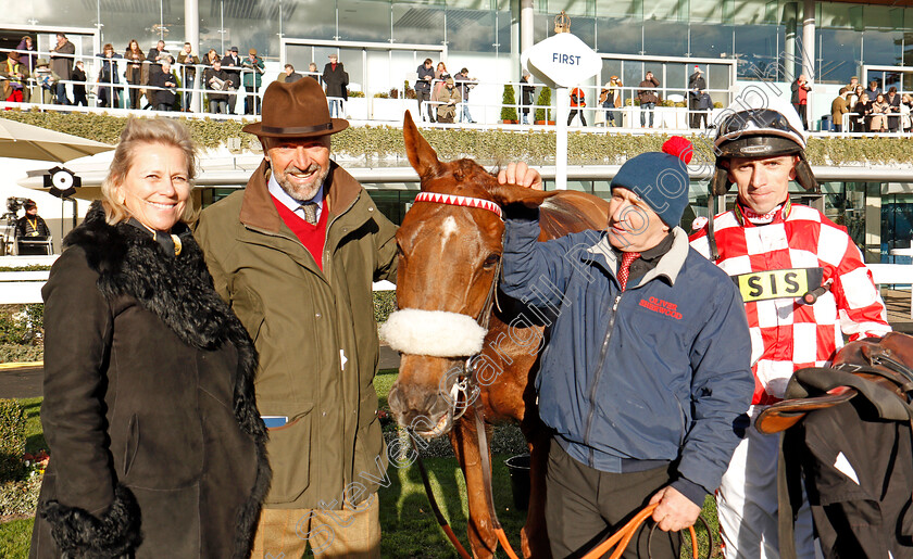 Toviere-0006 
 TOVIERE (Leighton Aspell) with owner Tim Syder after The BAM Construct UK Novices Handicap Chase Ascot 25 Nov 2017 - Pic Steven Cargill / Racingfotos.com