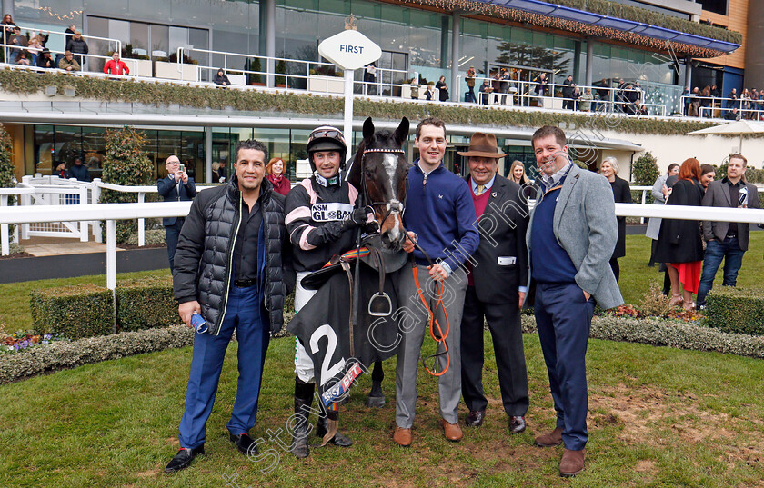 Claimantakinforgan-0006 
 CLAIMANTAKINFORGAN (Nico de Boinville) with Nicky Henderson and owners after The Sky Bet Supreme Trial Novices Hurdle Ascot 22 Dec 2017 - Pic Steven Cargill / Racingfotos.com