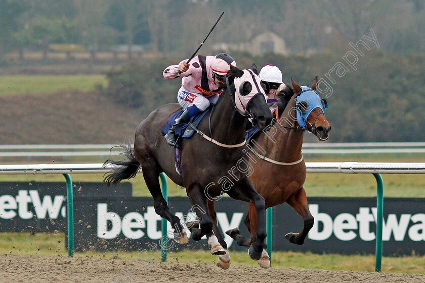 Black-Dave-0001 
 BLACK DAVE (left, Fran Berry) beats TOP DIKTAT (right) in The Betway Classified Selling Stakes Lingfield 20 Dec 2017 - Pic Steven Cargill / Racingfotos.com