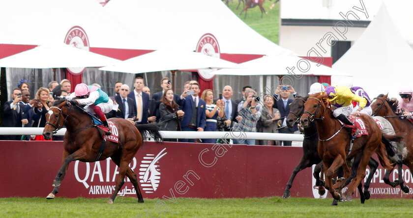 Enable-0008 
 ENABLE (Frankie Dettori) beats SEA OF CLASS (right) in The Qatar Prix De L'Arc De Triomphe
Longchamp 7 Oct 2018 - Pic Steven Cargill / Racingfotos.com