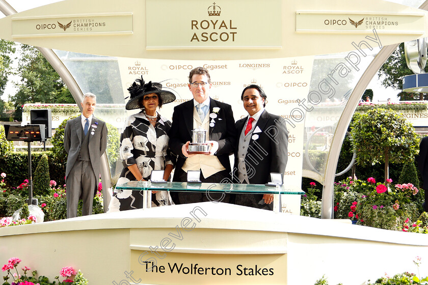 Monarchs-Glen-0006 
 Presentation by Meera Syal and Sanjeev Bhaskar to Lord Grimthorpe for The Wolferton Stakes won by MONARCHS GLEN
Royal Ascot 19 Jun 2018 - Pic Steven Cargill / Racingfotos.com