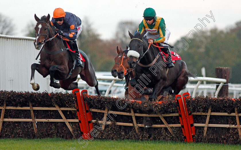 Present-Man-0001 
 PRESENT MAN (right, Bryony Frost) beats JAISALMER (left) in The RPLC Novices Hurdle Kempton 22 oct 2017 - Pic Steven Cargill / Racingfotos.com