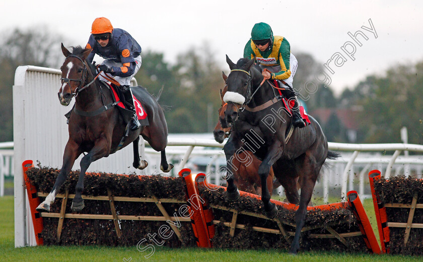 Present-Man-0002 
 PRESENT MAN (right, Bryony Frost) beats JAISALMER (left) in The RPLC Novices Hurdle Kempton 22 oct 2017 - Pic Steven Cargill / Racingfotos.com