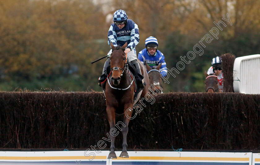 Thomas-Darby-0001 
 THOMAS DARBY (Sean Bowen) wins The John Sumner Memorial Veterans Handicap Chase
Warwick 22 Nov 2023 - Pic Steven Cargill / Racingfotos.com