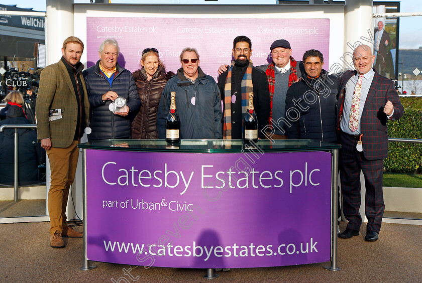 Lively-Citizen-0009 
 Presentation for The Catesby Handicap Hurdle won by LIVELY CITIZEN
Cheltenham 10 Dec 2021 - Pic Steven Cargill / Racingfotos.com