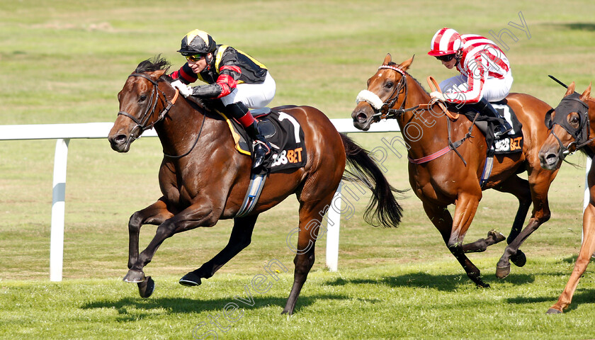 Global-Applause-0002 
 GLOBAL APPLAUSE (Gerald Mosse) beats INTENSE ROMANCE (right) in The 188bet Extra Place Races Handicap
Sandown 1 Sep 2018 - Pic Steven Cargill / Racingfotos.com