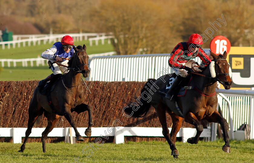 Game-On-For-Glory-0004 
 GAME ON FOR GLORY (right, Harry Cobden) beats REGAL RENAISSANCE (left) in The Quintessentially Mares Handicap Chase
Cheltenham 14 Dec 2024 - Pic Steven Cargill / Racingfotos.com