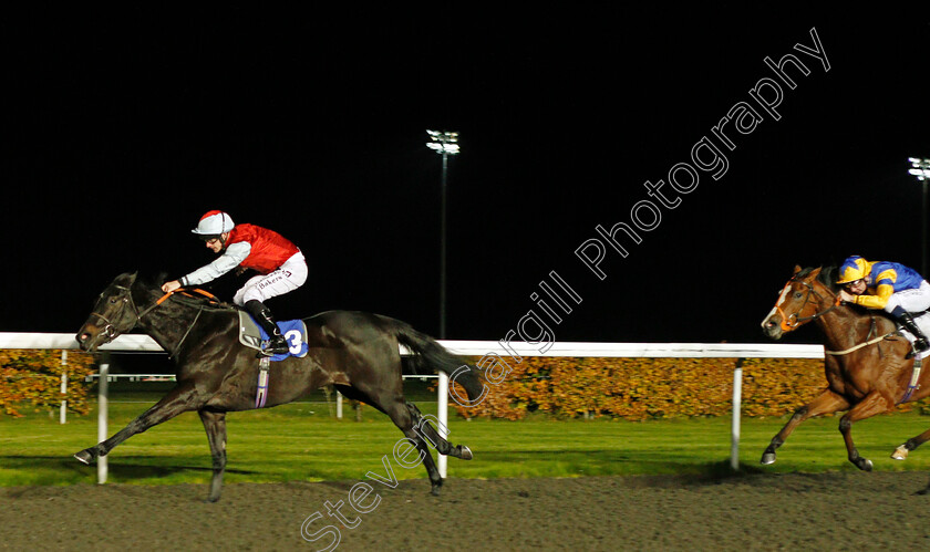 Cecchini-0003 
 CECCHINI (Richard Kingscote) wins The 100% Profit Boost At 32Redsport.com EBF Fillies Novice Stakes Div2 Kempton 8 Nov 2017 - Pic Steven Cargill / Racingfotos.com