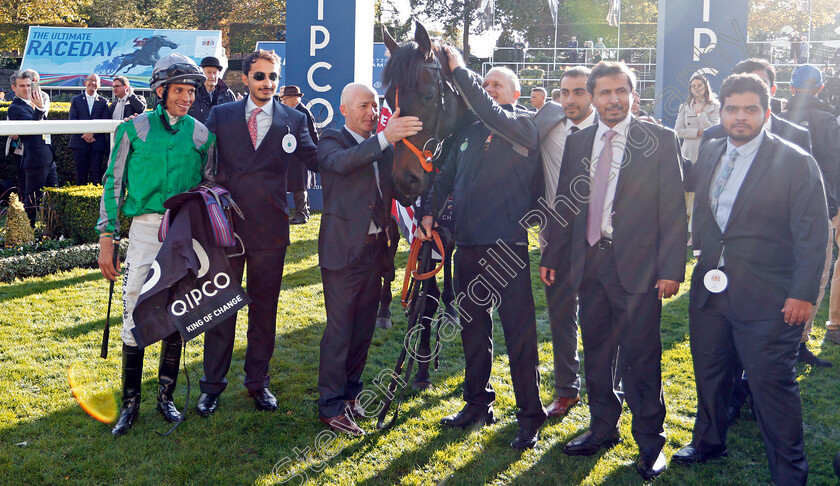 King-Of-Change-0014 
 KING OF CHANGE (Sean Levey) and connections after The Queen Elizabeth II Stakes
Ascot 19 Oct 2019 - Pic Steven Cargill / Racingfotos.com