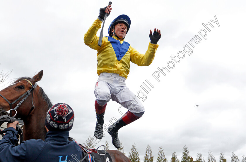 Dubai-Warrior-0016 
 Frankie Dettori leaps from DUBAI WARRIOR after The Betway Winter Derby 
Lingfield 22 Feb 2020 - Pic Steven Cargill / Racingfotos.com