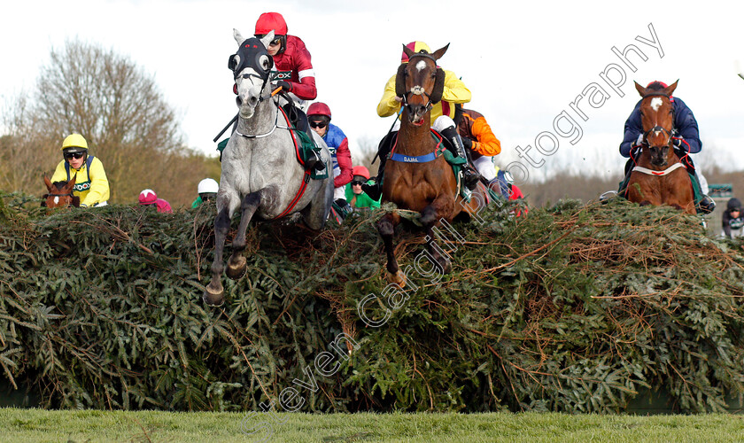 Coko-Beach-and-Freewheelin-Dylan-0001 
 COKO BEACH (left, Jonjo o'Neill) and FREEWHEELIN DYLAN (right, Ricky Doyle) 
Aintree 9 Apr 2022 - Pic Steven Cargill / Racingfotos.com