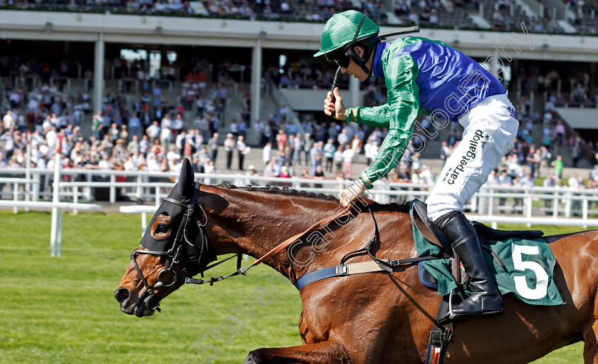 Midnight-Target-0006 
 MIDNIGHT TARGET (Lee Edwards) wins The EBF / TBA Mares Novices Handicap Chase Cheltenham 19 Apr 2018 - Pic Steven Cargill / Racingfotos.com