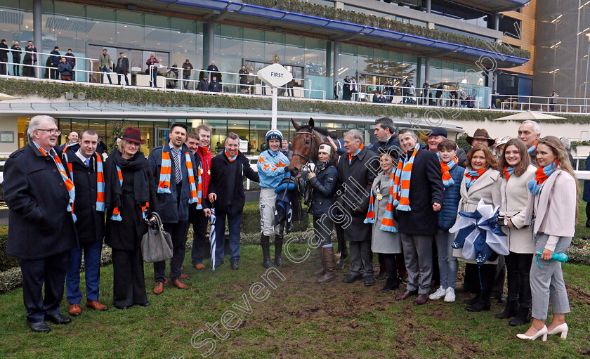 Un-De-Sceaux-0010 
 UN DE SCEAUX (Paul Townend) and owners after The Royal Salute Whisky Clarence House Chase Ascot 20 Jan 2018 - Pic Steven Cargill / Racingfotos.com