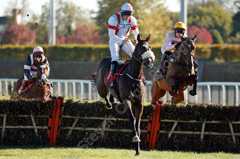 Itchy-Feet-0003 
 ITCHY FEET (Gavin Sheehan) wins The Matchbok Time To Move Over Novices Hurdle
Kempton 21 Oct 2018 - Pic Steven Cargill / Racingfotos.com