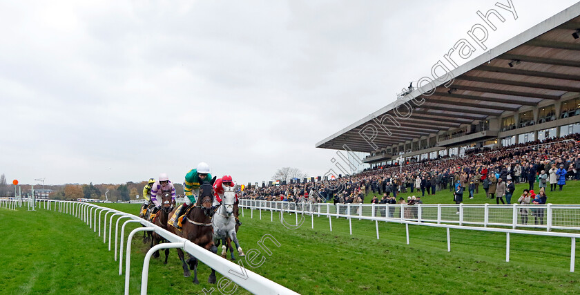 Gentleman-De-Mee-0002 
 GENTLEMAN DE MEE (Aidan Coleman) leading the field in the Betfair Tingle Creek Chase
Sandown 3 Dec 2022 - Pic Steven Cargill / Racingfotos.com