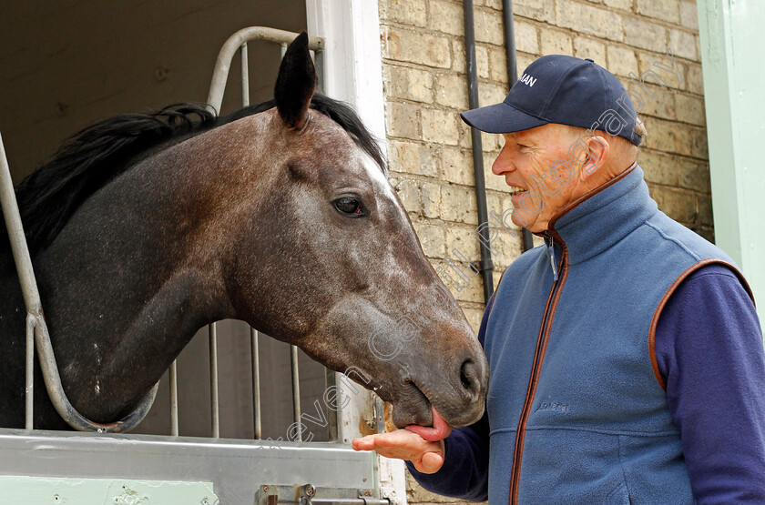 John-Gosden-and-Roaring-Lion-0002 
 ROARING LION with John Gosden at his stables in Newmarket 23 Mar 2018 - Pic Steven Cargill / Racingfotos.com