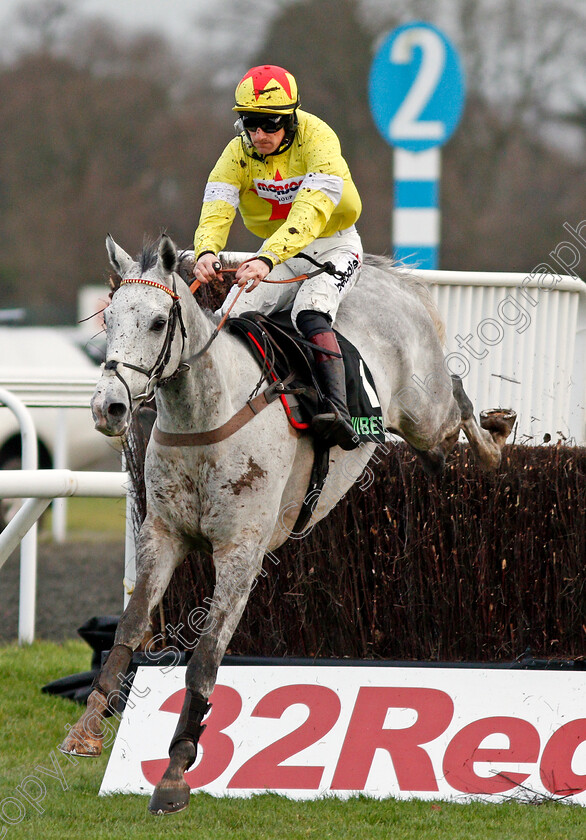 Politologue-0003 
 POLITOLOGUE (Sam Twiston-Davies) wins The Unibet Desert Orchid Chase Kempton 27 Dec 2017 - Pic Steven Cargill / Racingfotos.com