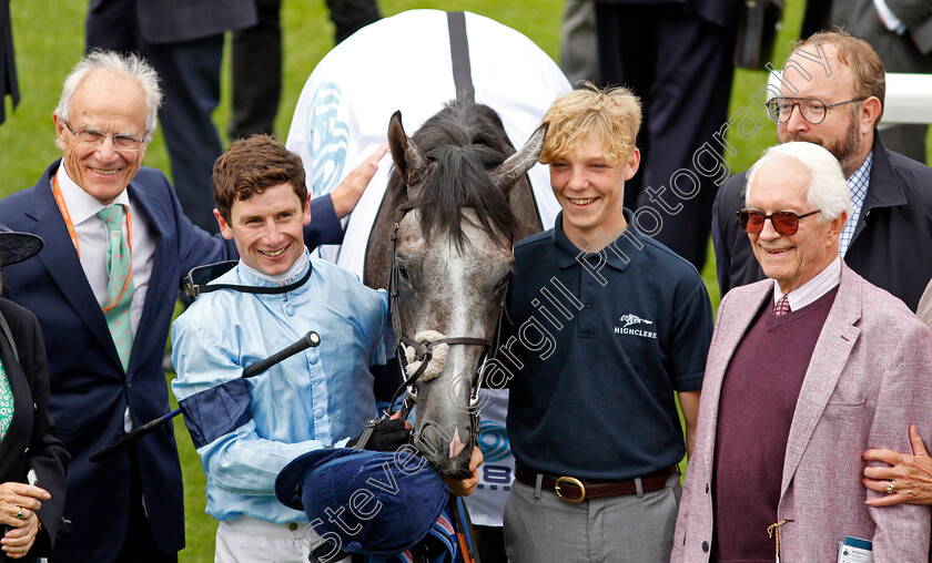 Harrow-0012 
 HARROW (Oisin Murphy) with owners after The OR8wellness EBF Stallions Nursery 
York 19 Aug 2021 - Pic Steven Cargill / Racingfotos.com