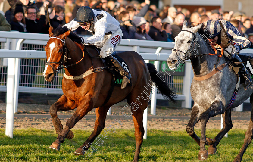 Elgin-0006 
 ELGIN (Wayne Hutchinson) beats MISTERTON (right) in The Unibet Greatwood Handicap Hurdle Cheltenham 19 Nov 2017 - Pic Steven Cargill / Racingfotos.com