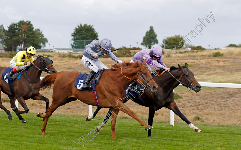 The-Gadget-Man-0001 
 THE GADGET MAN (right, Rossa Ryan) beats TRAILA (centre) in The Moulton Nurseries Handicap
Yarmouth 15 Sep 2022 - Pic Steven Cargill / Racingfotos.com