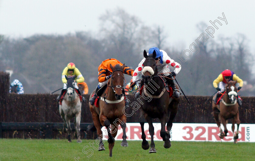 Clan-Des-Obeaux-0004 
 CLAN DES OBEAUX (Harry Cobden) beats THISTLECRACK (orange) in The 32Red King George VI Chase
Kempton 26 Dec 2018 - Pic Steven Cargill / Racingfotos.com