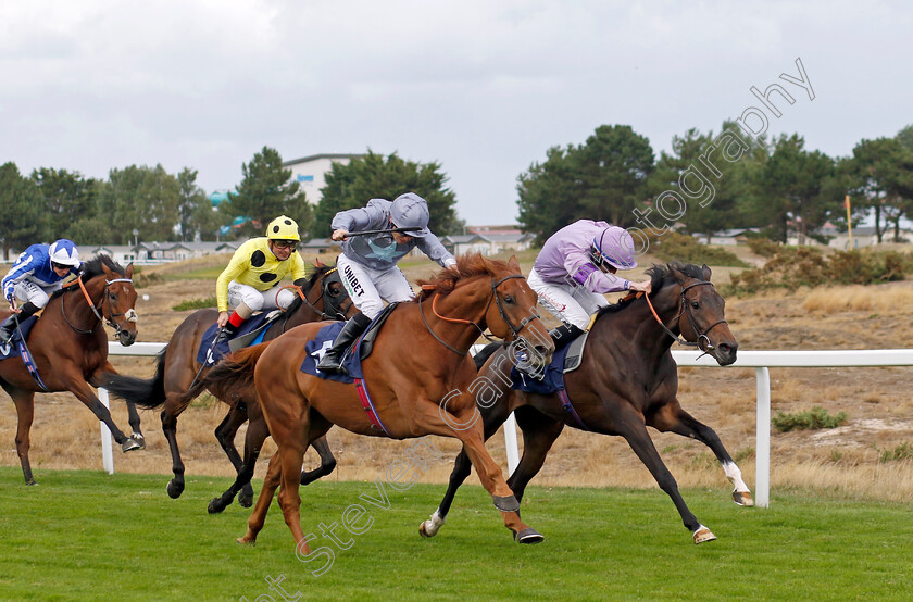 The-Gadget-Man-0003 
 THE GADGET MAN (right, Rossa Ryan) beats TRAILA (centre) in The Moulton Nurseries Handicap
Yarmouth 15 Sep 2022 - Pic Steven Cargill / Racingfotos.com