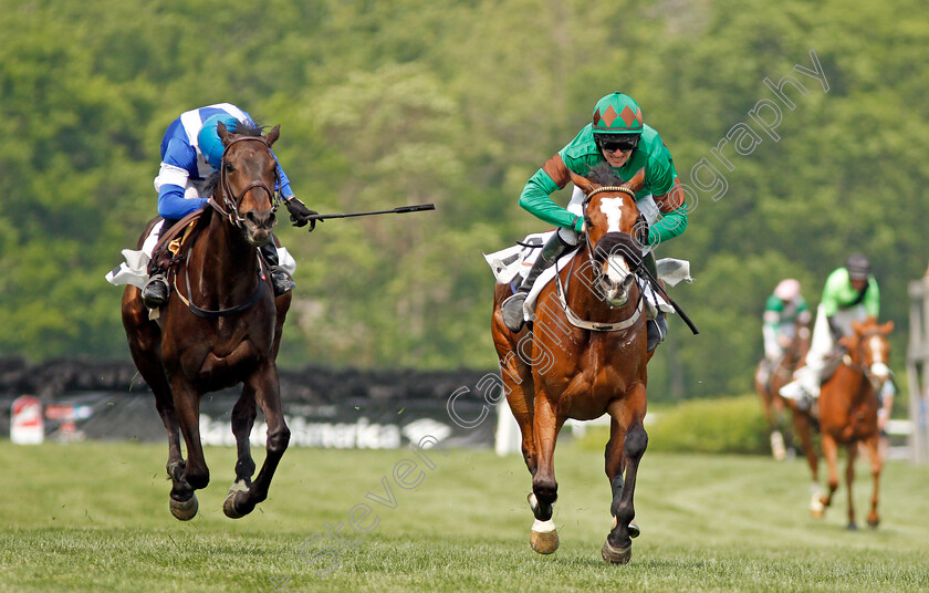 Sarah-Joyce-0006 
 SARAH JOYCE (right, Jack Doyle) beats INVERNESS (left) in The Margaret Currey Henley Hurdle, Percy Warner Park, Nashville 12 May 2018 - Pic Steven Cargill / Racingfotos.com