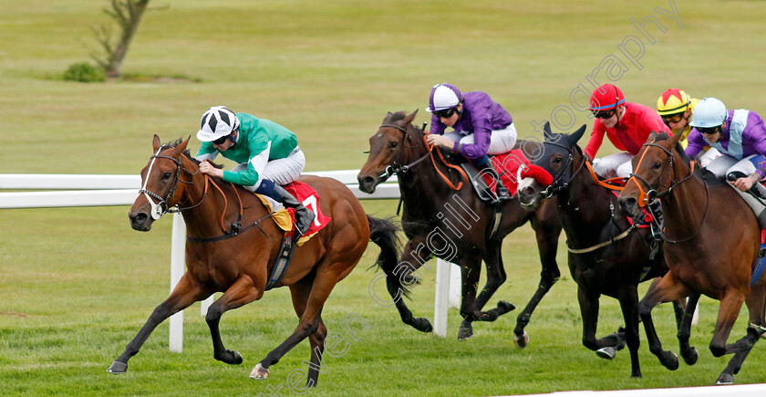 Pearl-Of-Windsor-0005 
 PEARL OF WINDSOR (Darragh Keenan) wins The British Stallion Studs EBF Maiden Stakes
Sandown 8 Aug 2024 - Pic Steven Cargill / Racingfotos.com