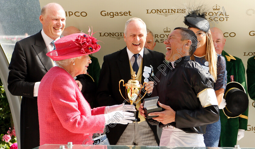 Stradivarius-0026 
 Presentation by The Queen to Frankie Dettori after The Gold Cup
Royal Ascot 21 Jun 2018 - Pic Steven Cargill / Racingfotos.com