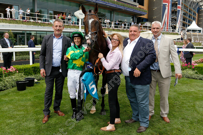 Kelly s-Dino-0008 
 KELLY'S DINO (Ben Curtis) and owners after The JGR Handicap
Ascot 27 Jul 2018 - Pic Steven Cargill / Racingfotos.com