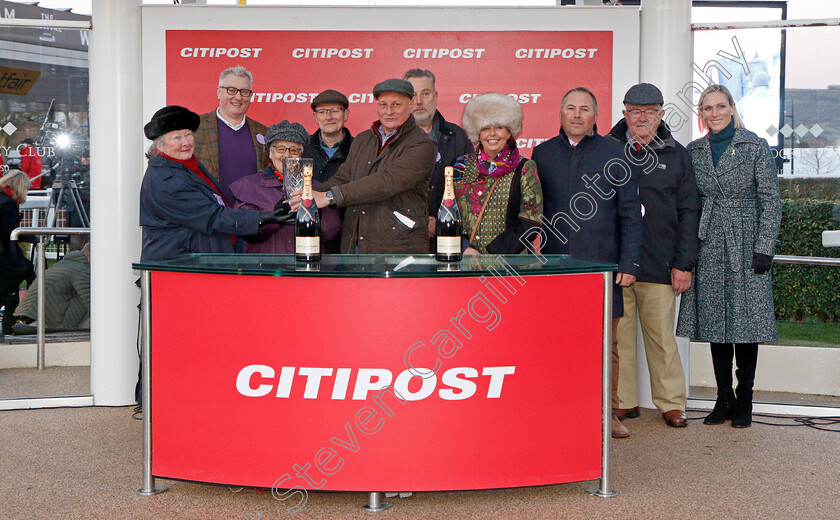 Kansas-City-Chief-0005 
 Presentation for The Citipost Handicap Hurdle
Cheltenham 10 Dec 2021 - Pic Steven Cargill / Racingfotos.com